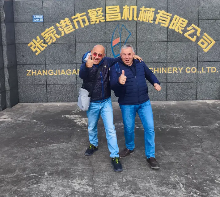 В 2025 году итальянская компания LAMPLAST SRL приобрела у нашей компании две полностью автоматические установки холодного и горячего смешивания SRLW-1300/5000.